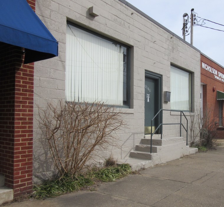 In this nondescript building